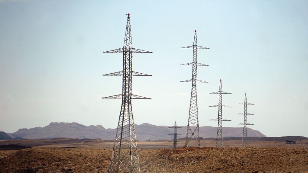 Power lines in southern Israel (Photo: Tzvika Borg) עמודי חשמל במכתש רמון