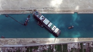 מצרים פעולות ל חילוץ ה ספינה התקועה תעלת סואץ