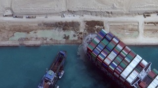 מצרים פעולות ל חילוץ ה ספינה התקועה תעלת סואץ