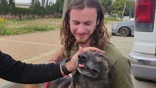  ג'וזיף הכלבן ויניב, רכז המודיעין במשטרת נתניה עם הכלבה