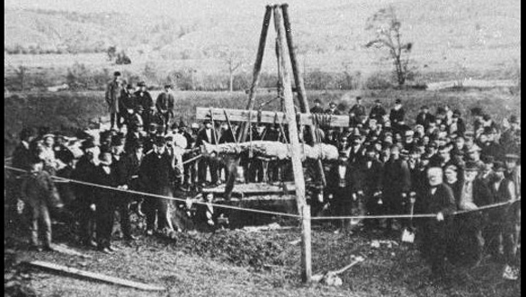 הוצאת פסל הענק מקרדיף מהאדמה באוקטובר 1869