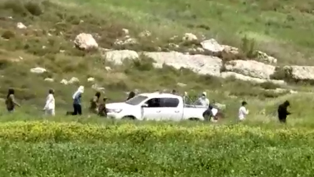 מתנחלים תוקפים פלסטיני בג'אלוד באבנים ומקלות