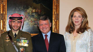 ירדן נסיך חמזה יורש העצר לשעבר ב חתונה עם רעייתו ועם המלך עבדאללה המלכה רניה אמו המלכה נור