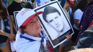 גילה תמם עם תמונה של בנה משה תמם ז"ל