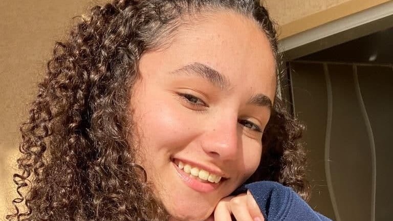 Офри Бутбуль עפרי בוטבול, תלמידת יב מאופקים שהצילה קשיש שנקלע לאפיסת כוחות ונפל בביתו תשיא משואה בערב יום העצמאות