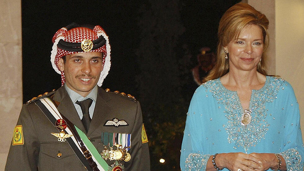Принц Хамза с матерью - вдовствующей королевой Нур. 2004 год 