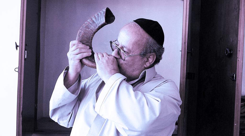 Zabulon Simantov blows the shofar at the last synagogue in Kabul 