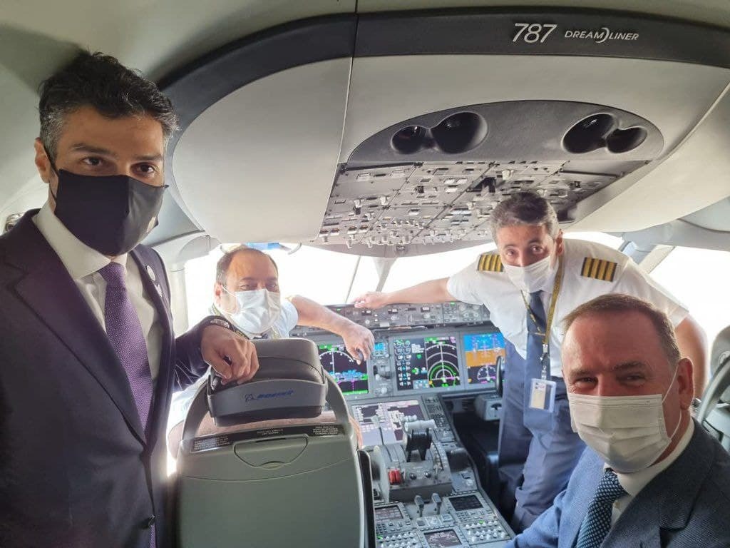 שגריר האמירויות מוחמד מחמוד אל-חאג'ה במטוס איתיחאד איירווייז