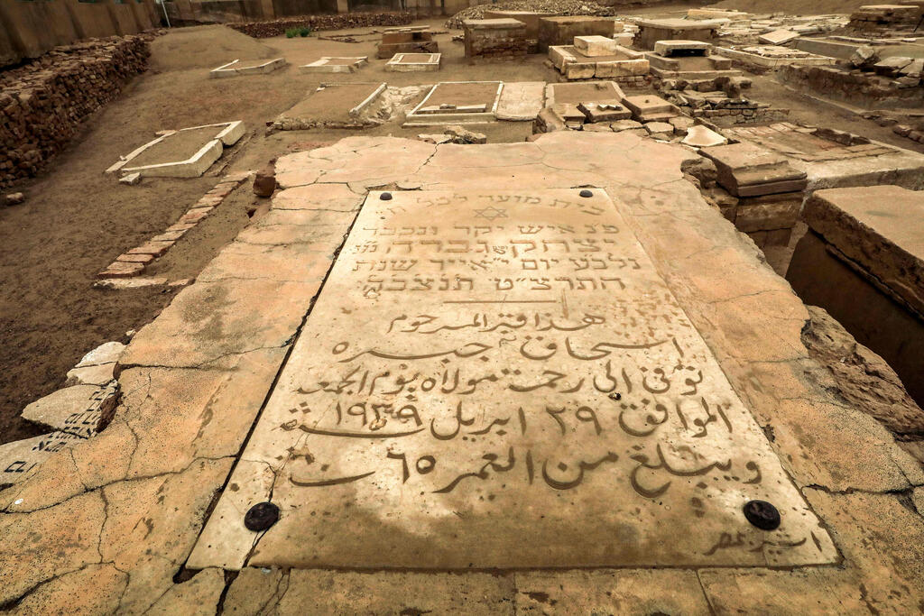 A grave with Hebrew and Arabic inscriptions in the Jewish cemetery in Khartoum 