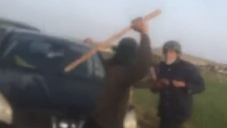 צעיר מכה באלימות את פעיל השמאל אריק אשרמן במאחז "מעלות אהוביה"