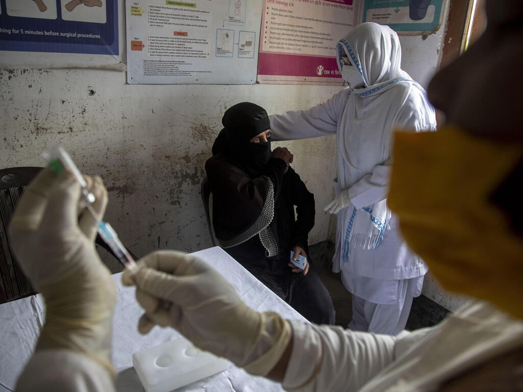 מתחסנים בכפר בהאקג'ארי במדינת אסאם ב הודו חיסון קורונה