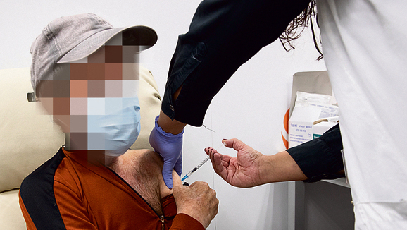 Прививка (Фото: Алекс Коломойский) מחלימים מתחסנים