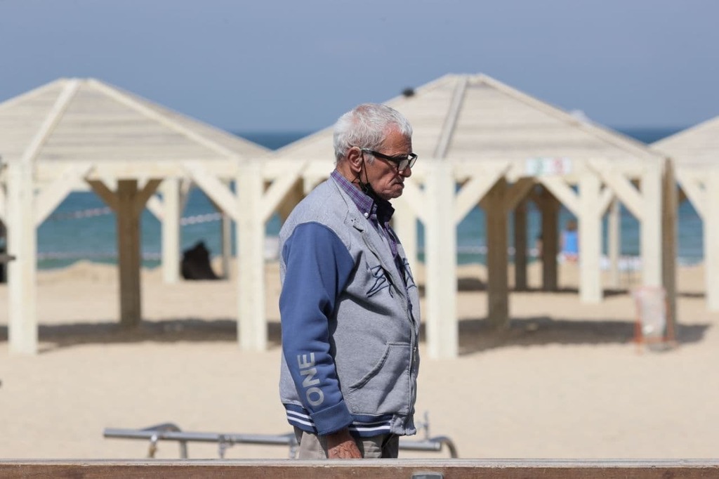 עומדים בצפירת יום השואה בחוף בתל אביב