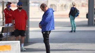 עומדים בצפירת יום השואה בחוף בתל אביב