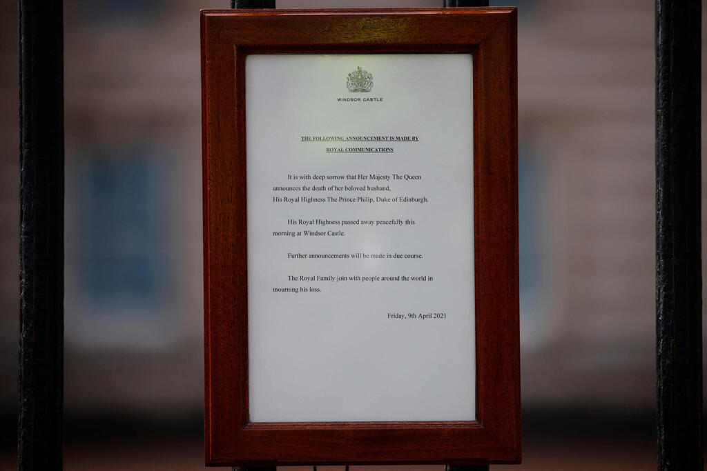 An official notice announcing the death of Prince Philip is seen on the gates of Buckingham Palace on April 9, 2021 