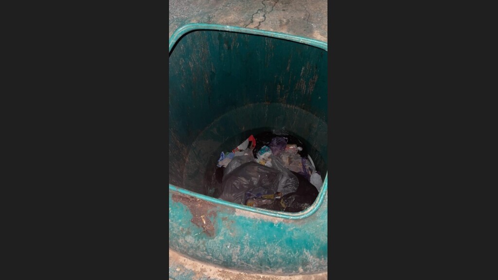 Утопленный в землю мусорный контейнер, в котором застрял подросток 