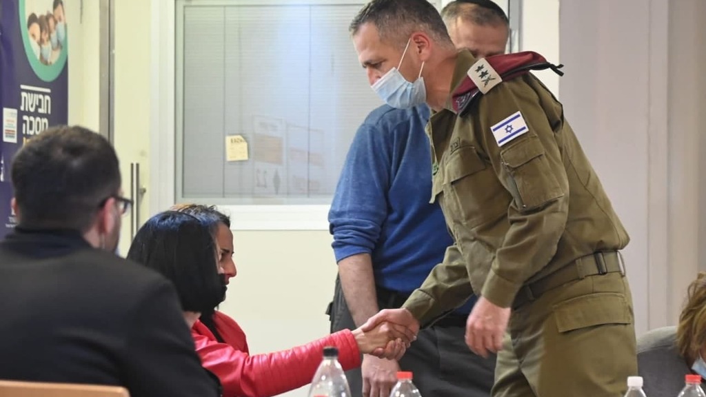 IDF chief of staff Aviv Kochavi visits Itzik Saidyan's family at Sheba Medical Center last April (Photo: Yair Sagi) אביב כוכבי