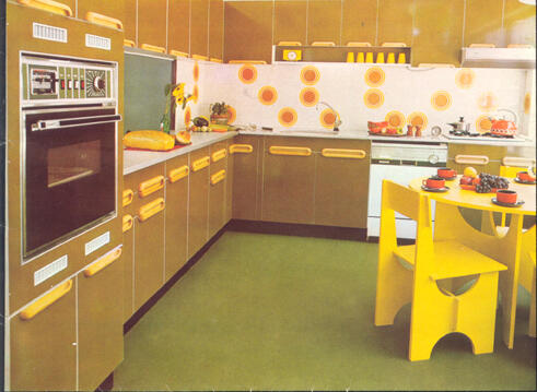 שנות ה-70: מטבח פורמייקה עם משטח שיש וידיות עץ. 