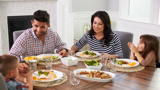 הורים מתבגרים ילדים ארוחת ערב משפחתית ארוחה