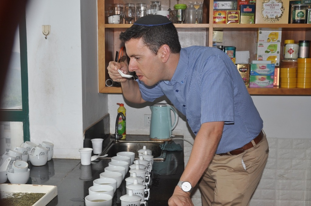הטעם הנמכר ביותר בישראל הוא הלימונית לואיזה. אלי שור במבחן טעימות תה סרמוני. 