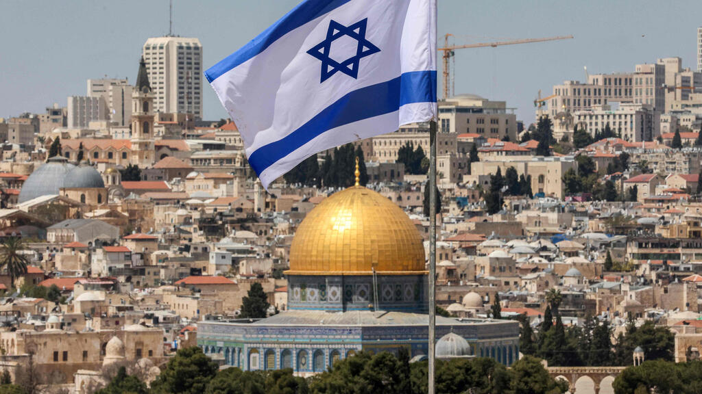 דגל ישראל על רקע הר הבית