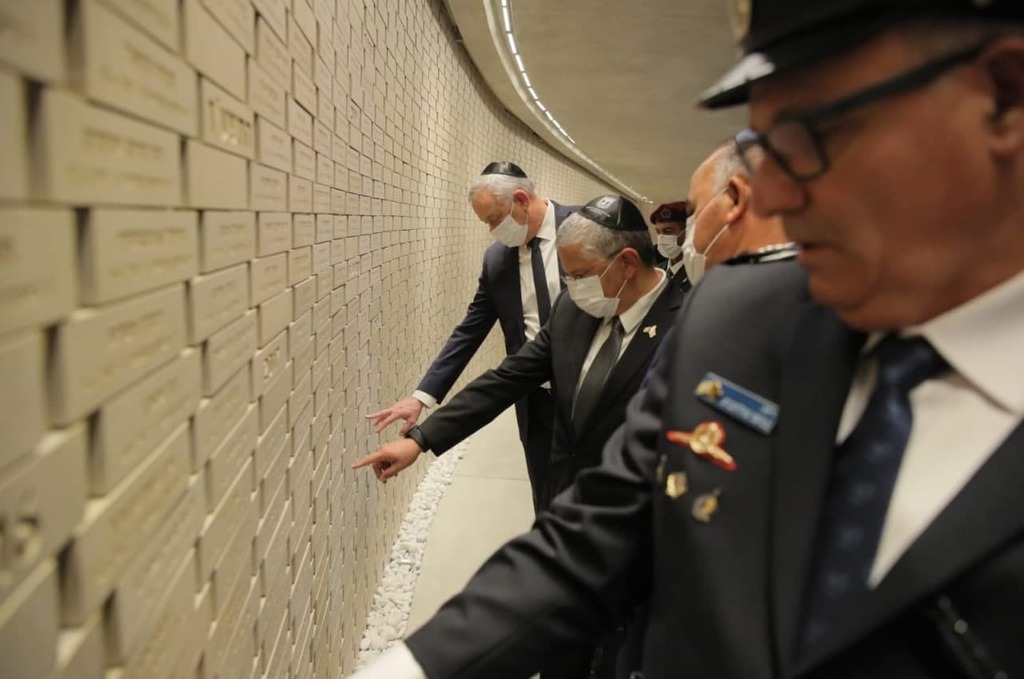 בני גנץ בטקס הקראת שמות חללי מערכות ישראל בהיכל הזיכרון בהר הרצל