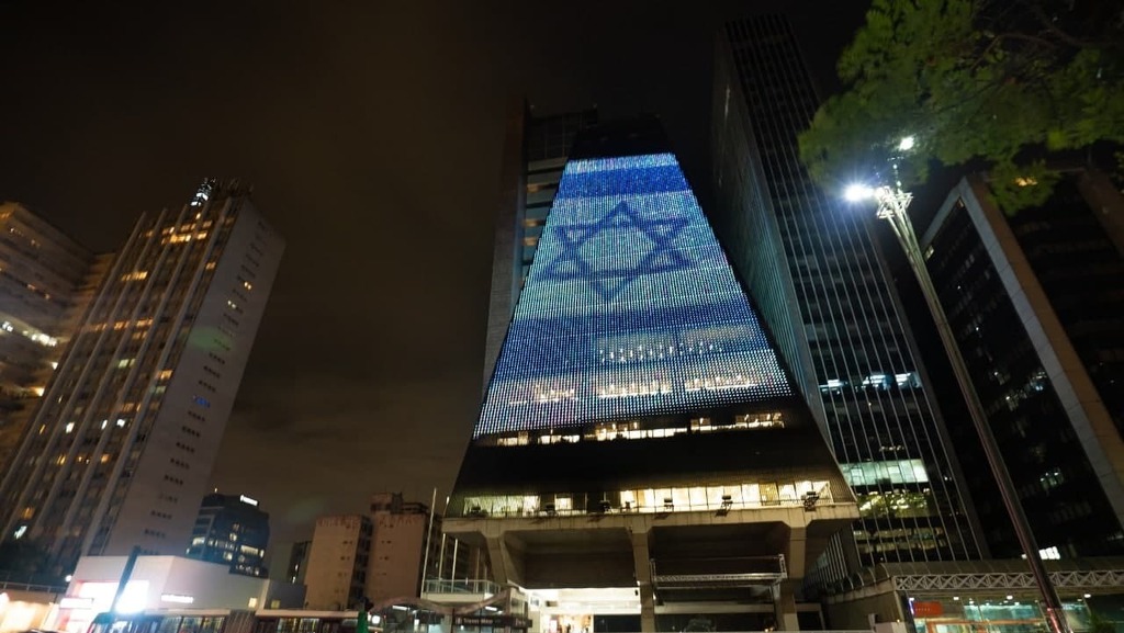 בניין לשכת התעשייה בסאו פאולו ברזיל מואר עם דגל ישראל
