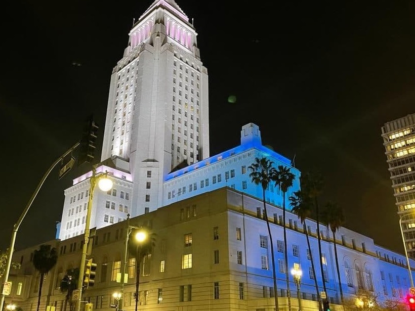 בניין עיריית לוס אנג'לס מואר בכחול לבן