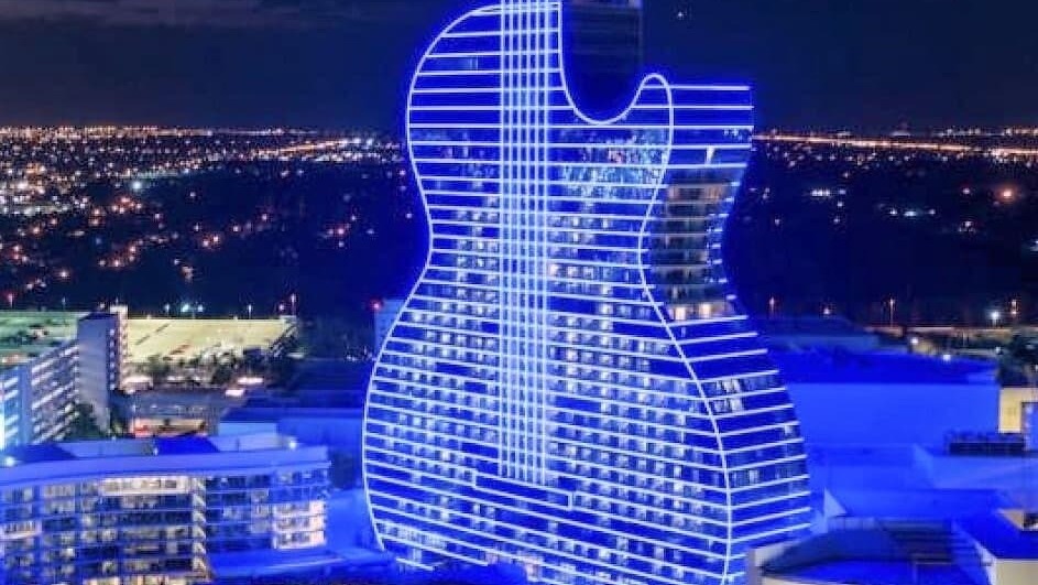 מלון הגיטרה בפלורידה מואר בכחול לבן