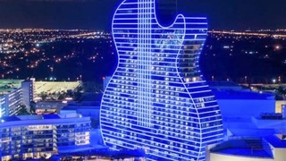 מלון הגיטרה בפלורידה מואר בכחול לבן
