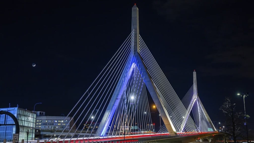 גשר לאונרד זקים בבוסטון מואר בכחול לבן