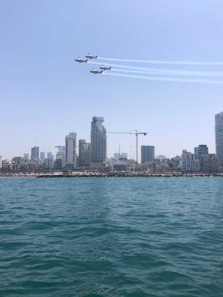 מטס חיל האוויר חולף מעל תל אביב