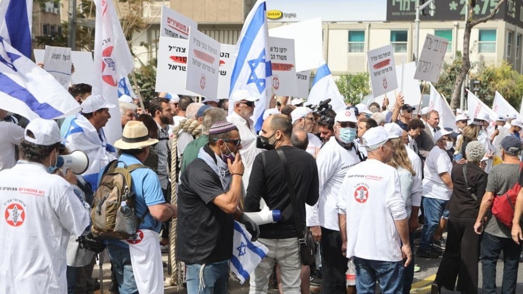 ארגון נכי צה"ל בהפגנת מחאה נגד הטיפול בנכי צה"ל ותמיכה באיציק סעידיאן מול הקריה בתל אביב