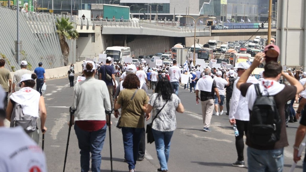 ארגון נכי צה"ל בהפגנת מחאה נגד הטיפול בנכי צה"ל חוסמים את הכביש בנתיבי איילון