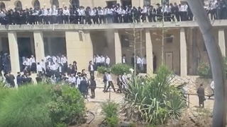 הרב כהנמן מפונה מישיבת פוניבז' אחרי שהותקף