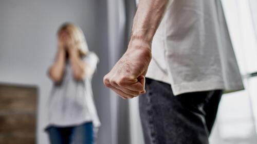 Проявление насилия (Фото: shutterstock) мужчина насилие женщина