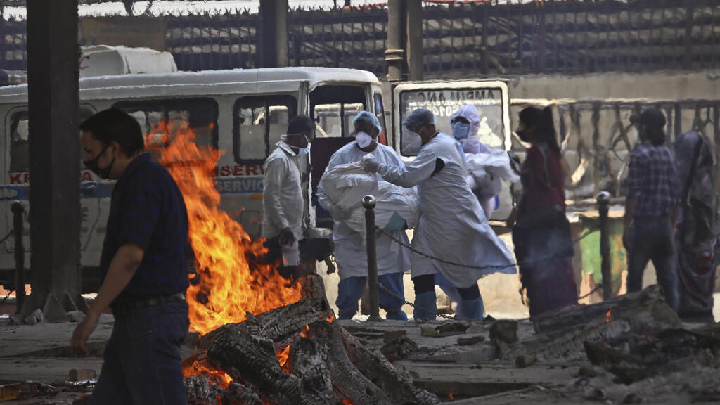 הודו עומדים לשרוף גופה של חולה קורונה ניו דלהי