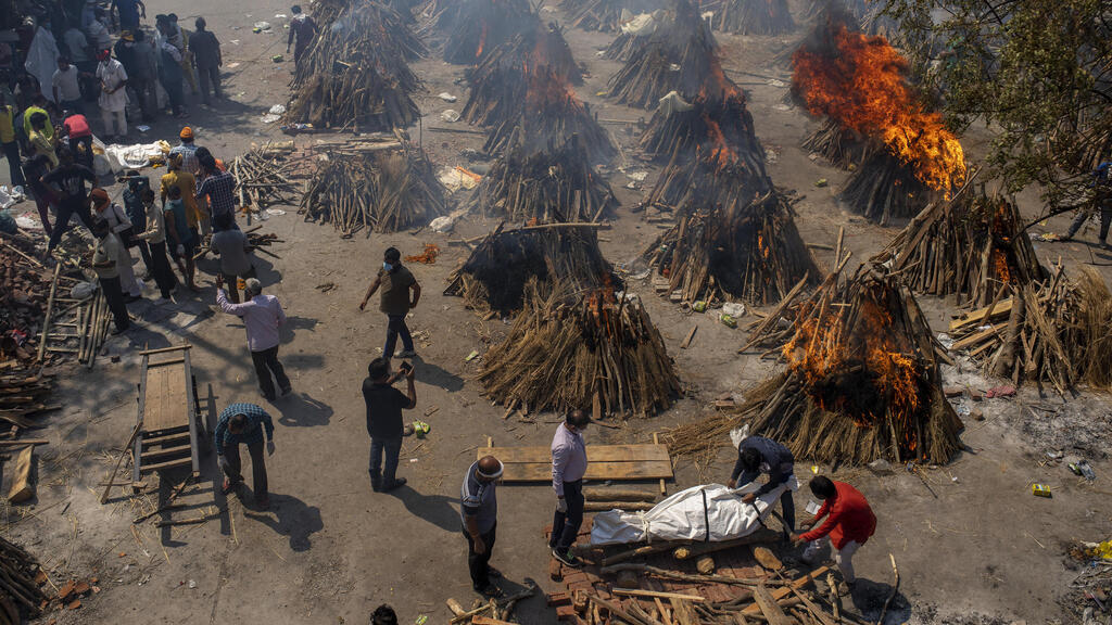  Сжигание тел умерших от коронавируса в Индии 