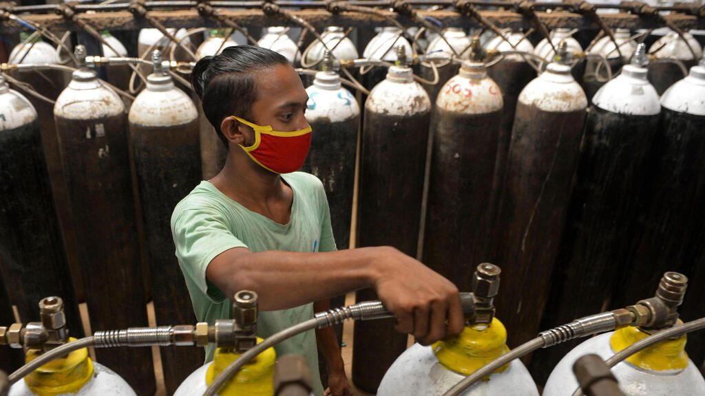    Баллоны с кислородом для больных в Индии 