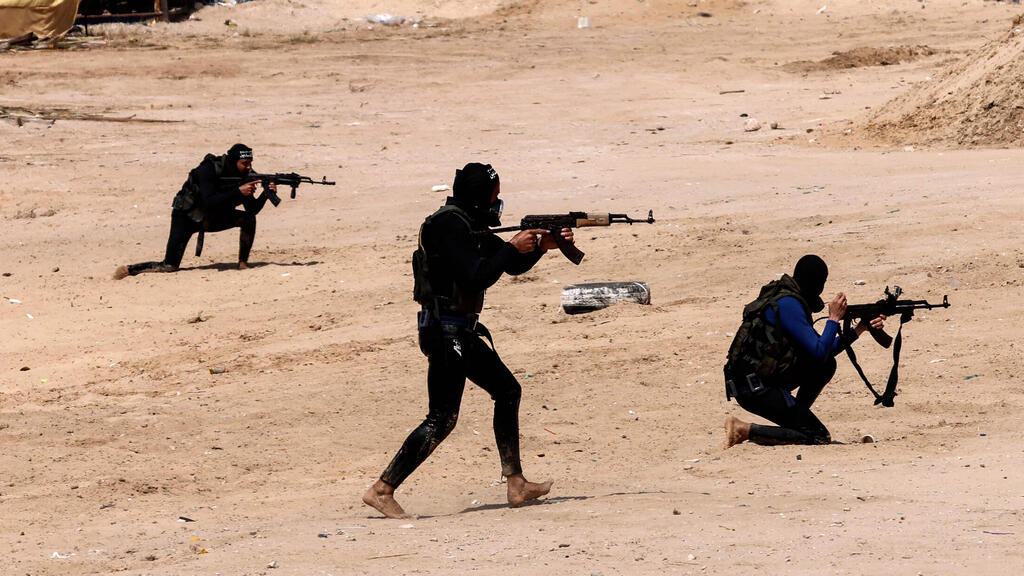 Hamas militants in training 
