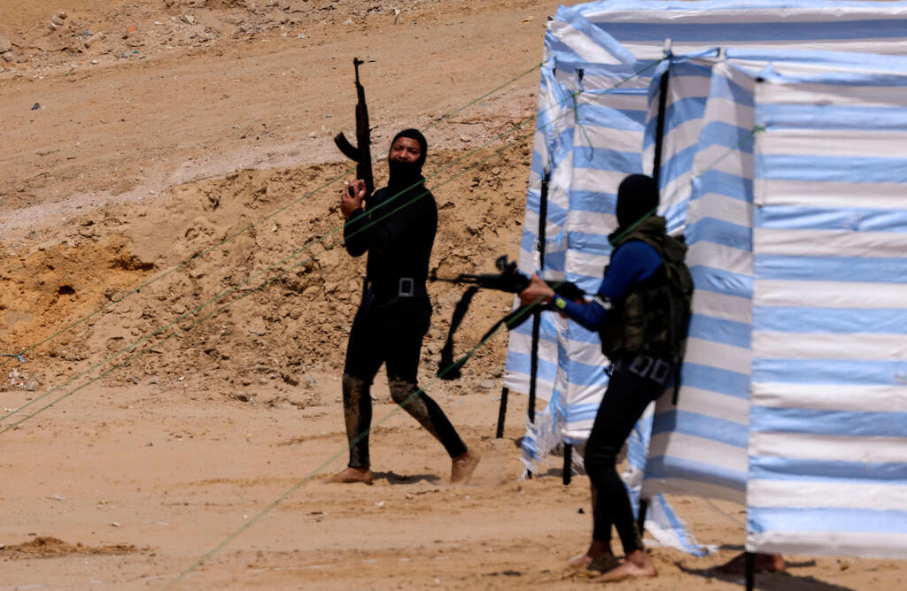 Palestinian militants training on a Gaza beach at the weekend 