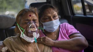 ניו דלהי הודו חולים ב קורונה מקבלים חמצן ב רכב
