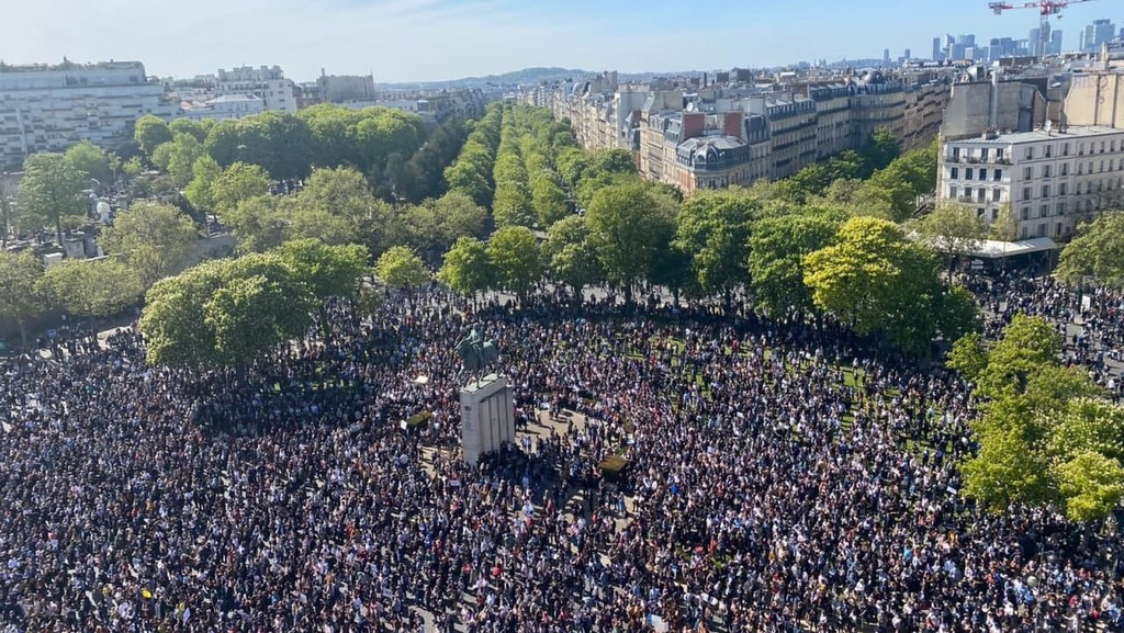 כ-20 אלף מחברי הקהילה היהודית בפריז - בהפגנת ההמונים נגד פסיקת בית המשפט העליון במדינה ששחררה את הרוצח האנטישמי