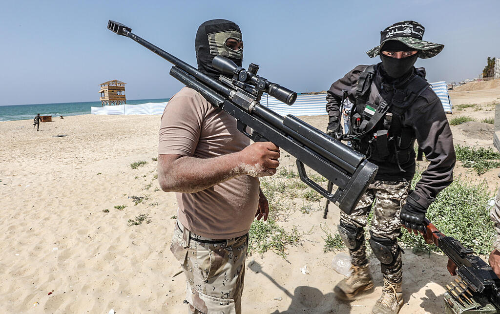 Palestinian militants training on a Gaza beach on Saturday (Photo: EPA) תרגיל בעזה