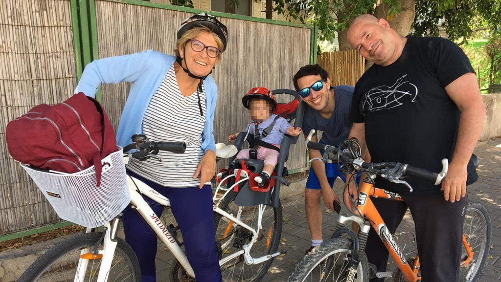  אייל ויטקובסקי ומשפחתו