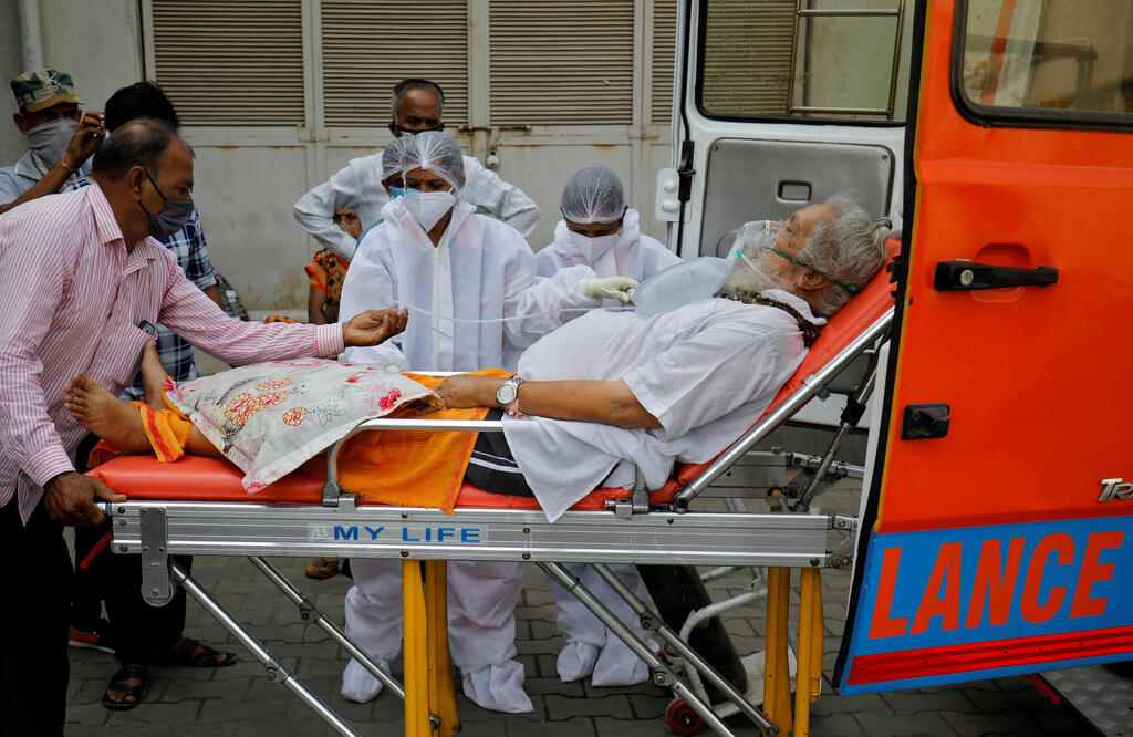 פינוי חולה קורונה לבית חולים ב אחמדבאד הודו
