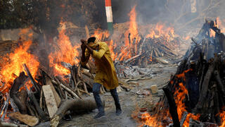 הודו קורונה שורפים גופות של קורבנות ניו דלהי
