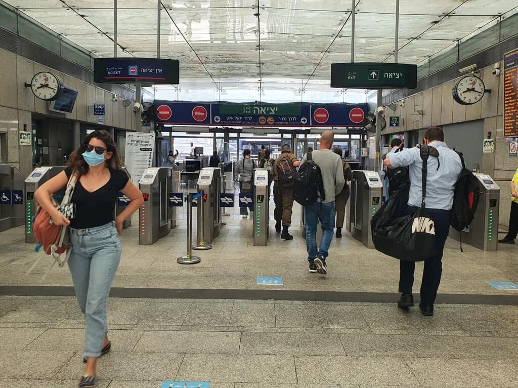 נוסעים בתחנת רכבת השלום בתל אביב
