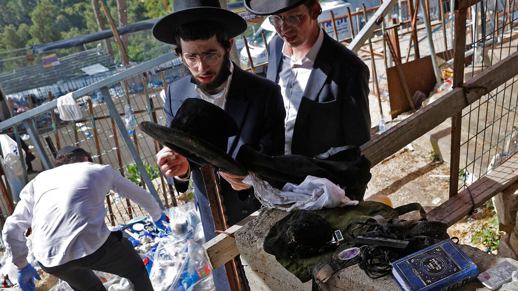 המתפללים בודקים את חפציהם האישיים