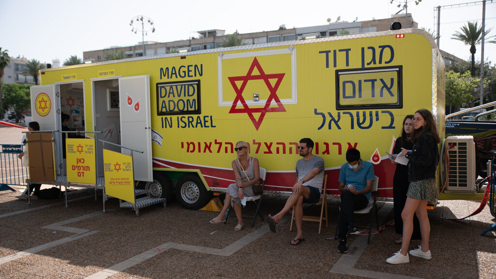 תרומות דם לפצועים באסון הר מירון בכיכר רבין בתל אביב